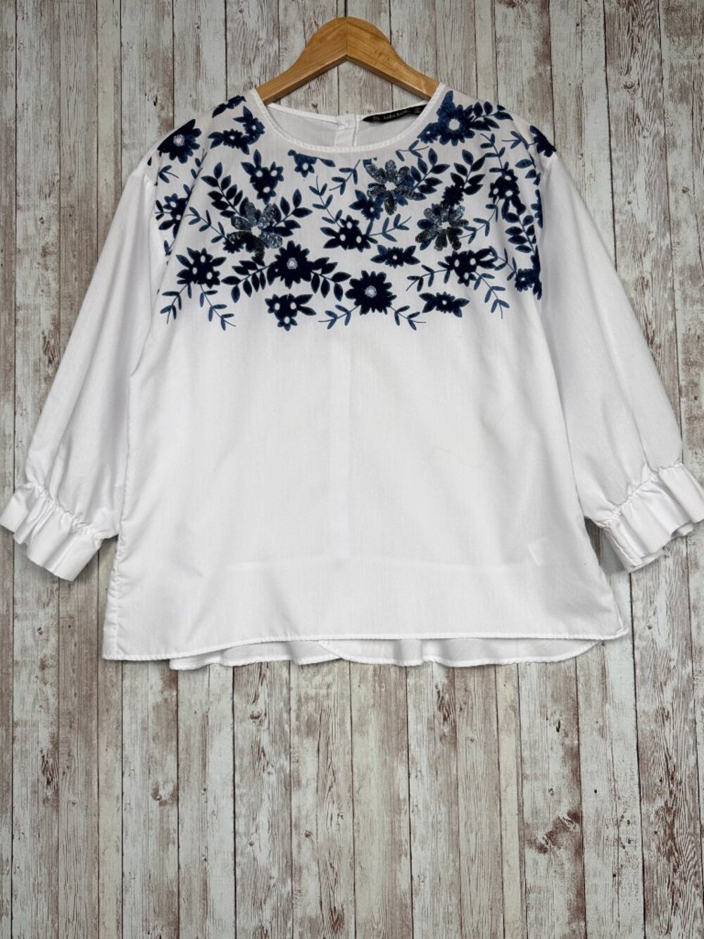 Zara Basic Ruffle Sequin 3/4 Sleeve Blouse sz Medium White Blue Floral Buttons